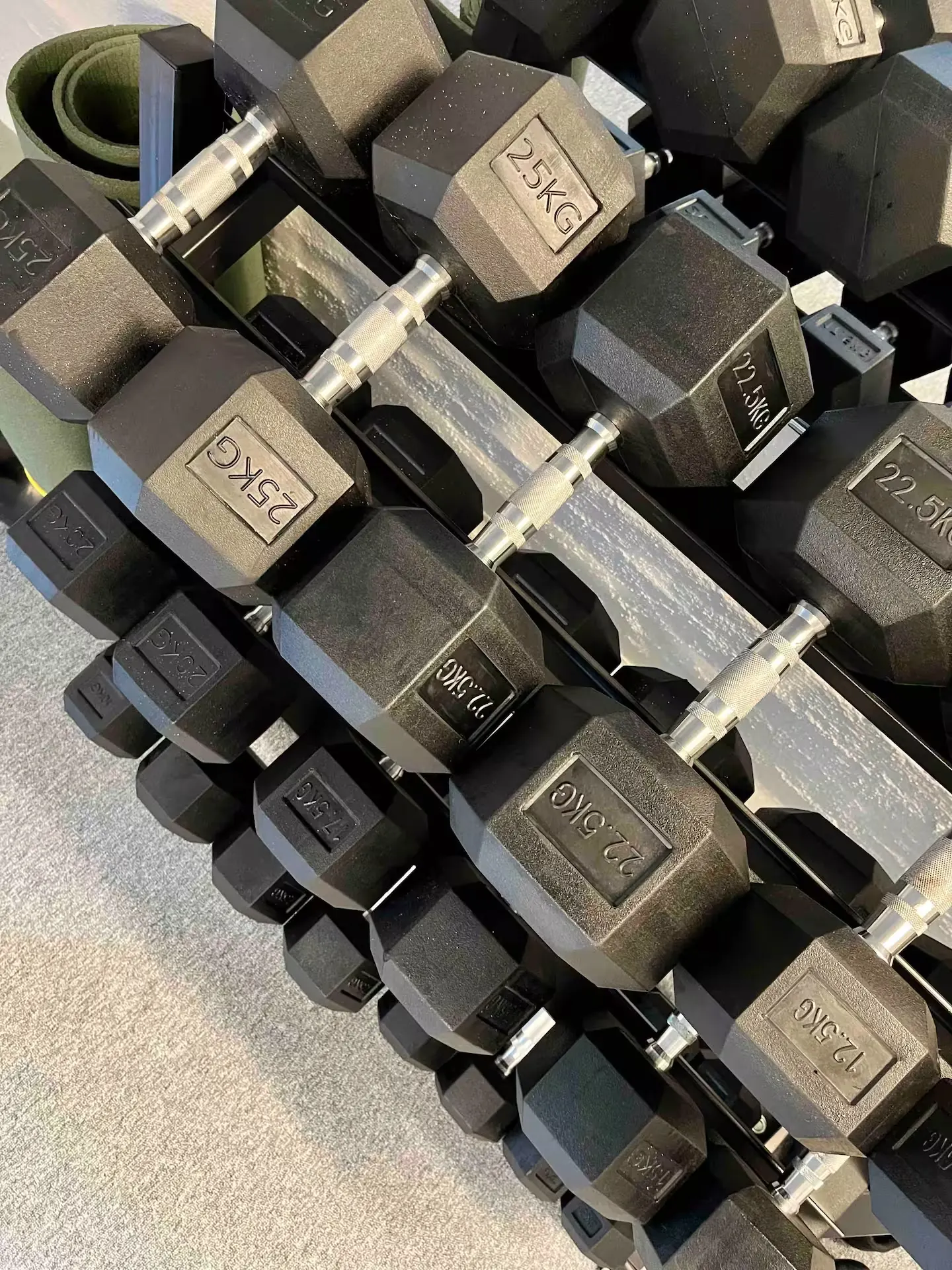 Håndvægte i fitnessrummet