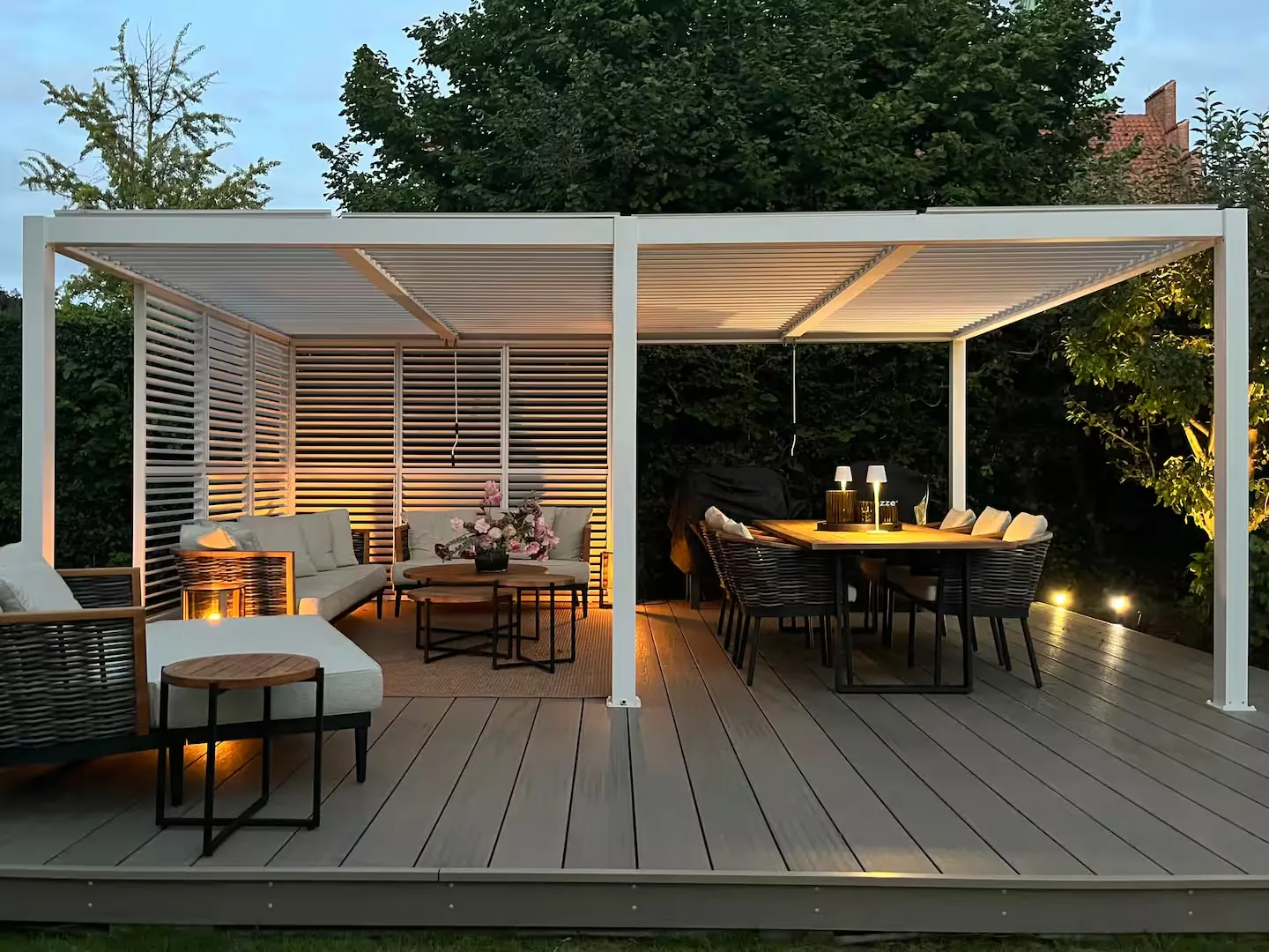 Den overdækkede terrasse oplyst om aftenen