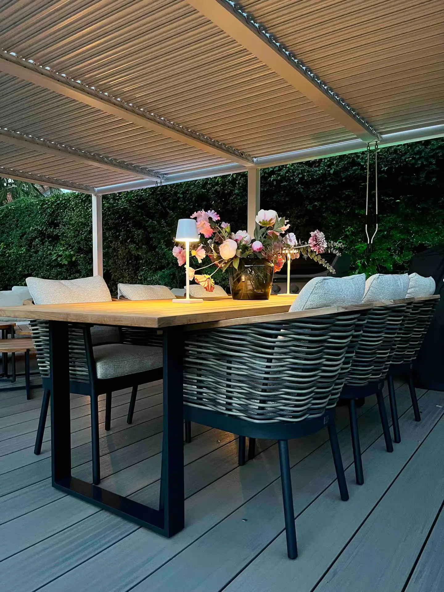Spisebord til 10 på den overdækkede terrasse
