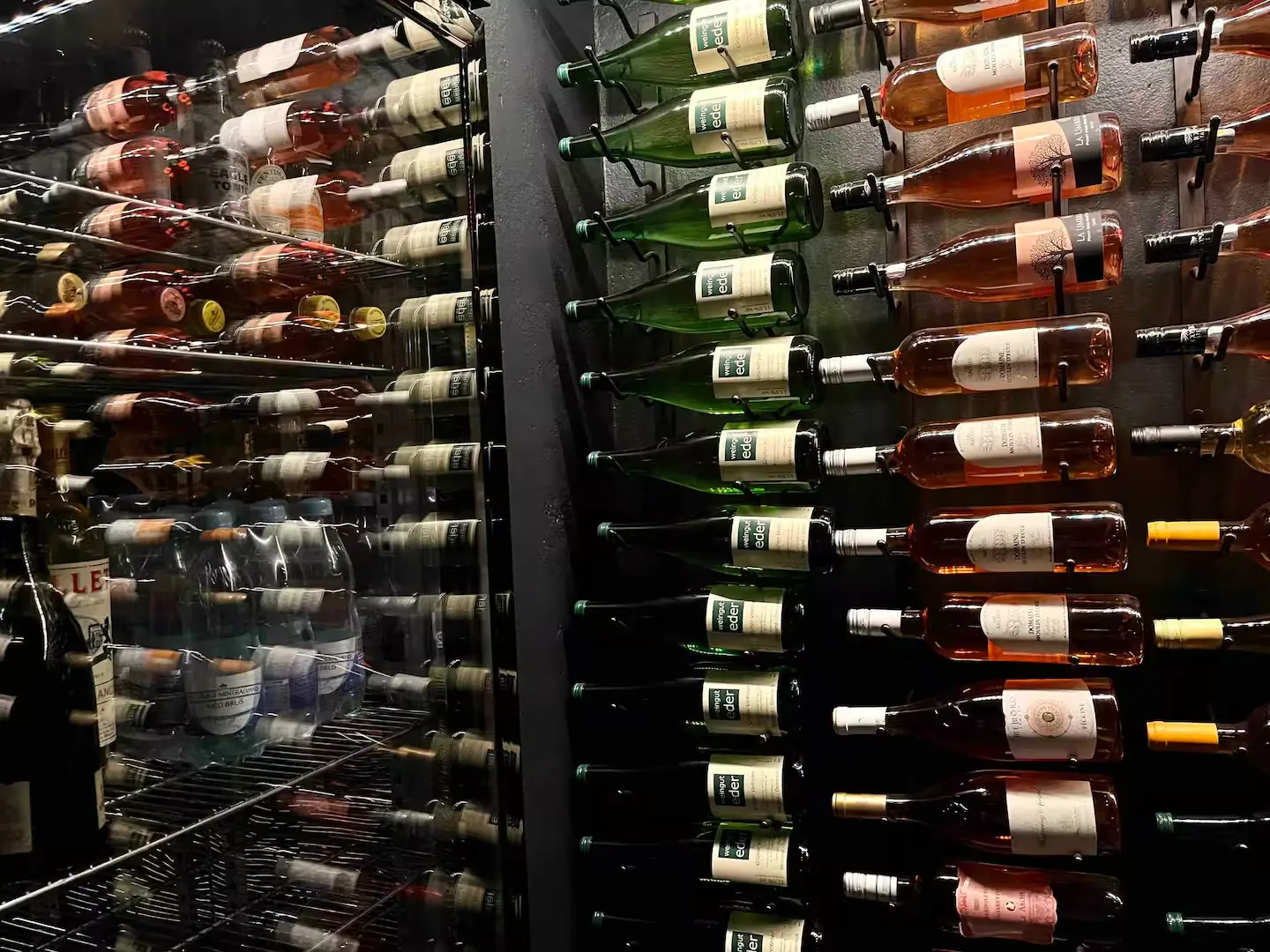 Væg med vinflasker i vinkælderen